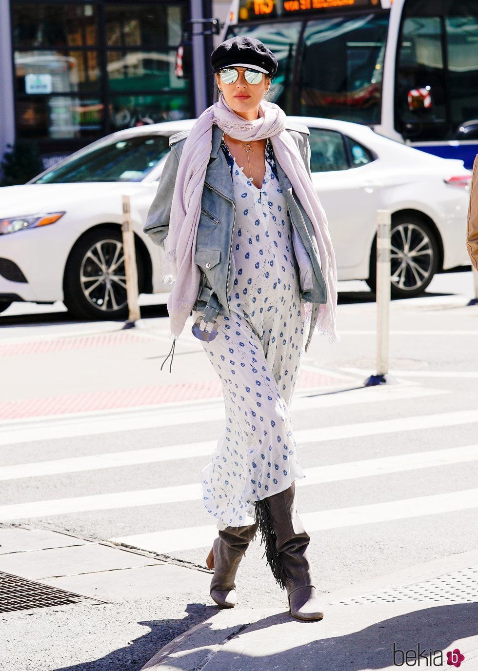 Candice Swanepoel  con un look extravagante por las calles de Nueva York 2018