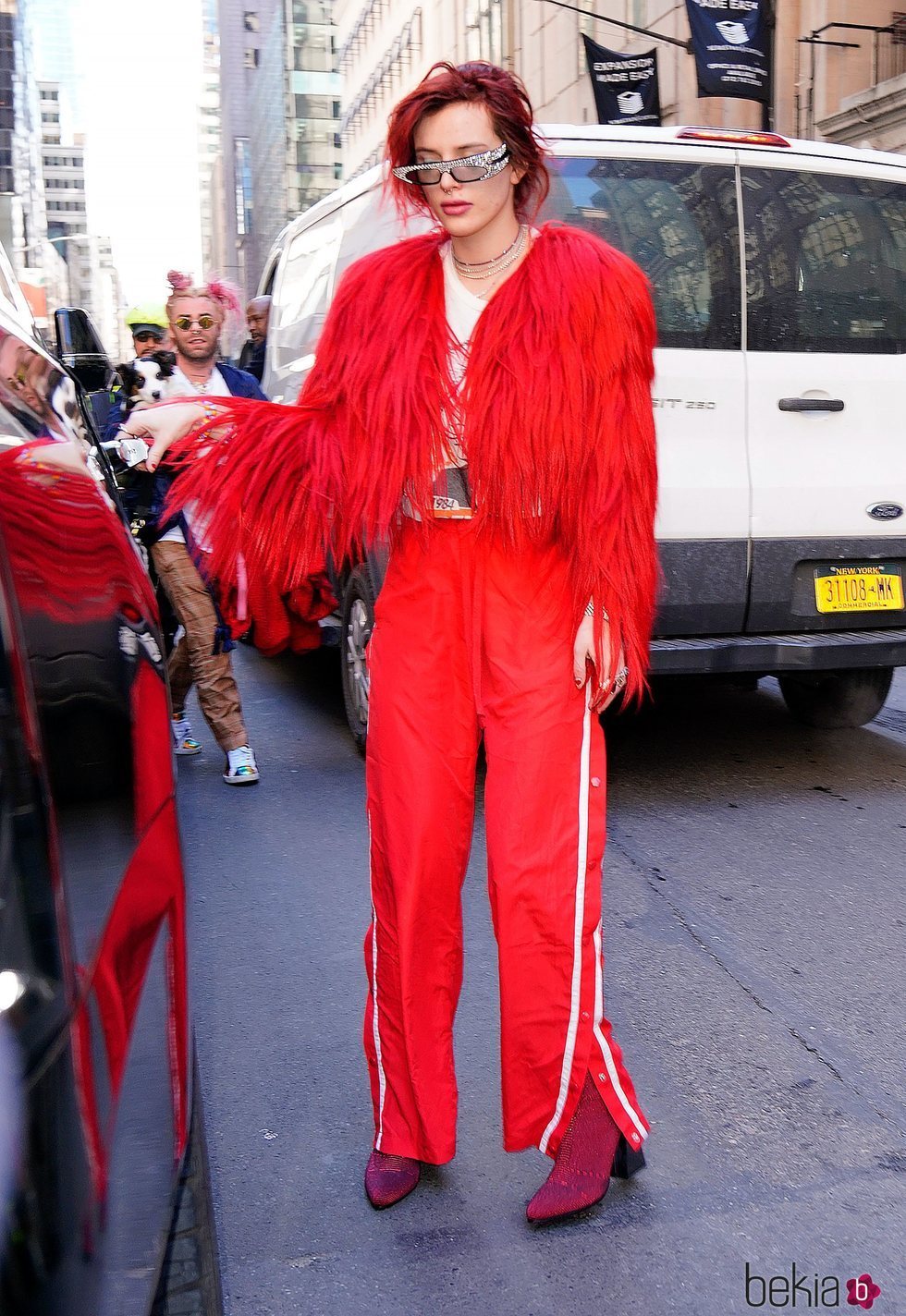 Bella Thorne con un look 'total red' por las calles de Nueva York 2018
