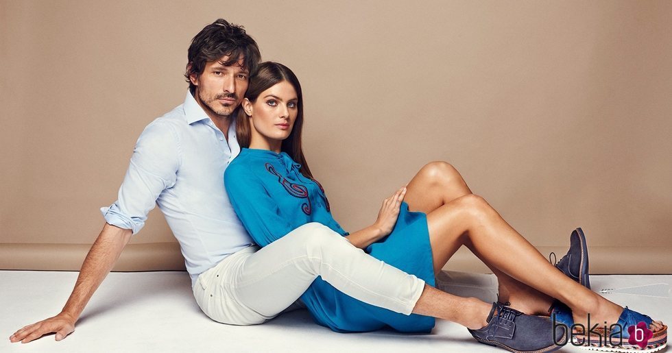 Isabel Fontana y Andrés Velencoso posando con zapatos azul marino para Carmela primavera/verano 2018