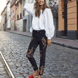 Blusa mangas abombachadas con un pantalón engro con estampado floral de la nueva colección de primavera 2018 de H&M
