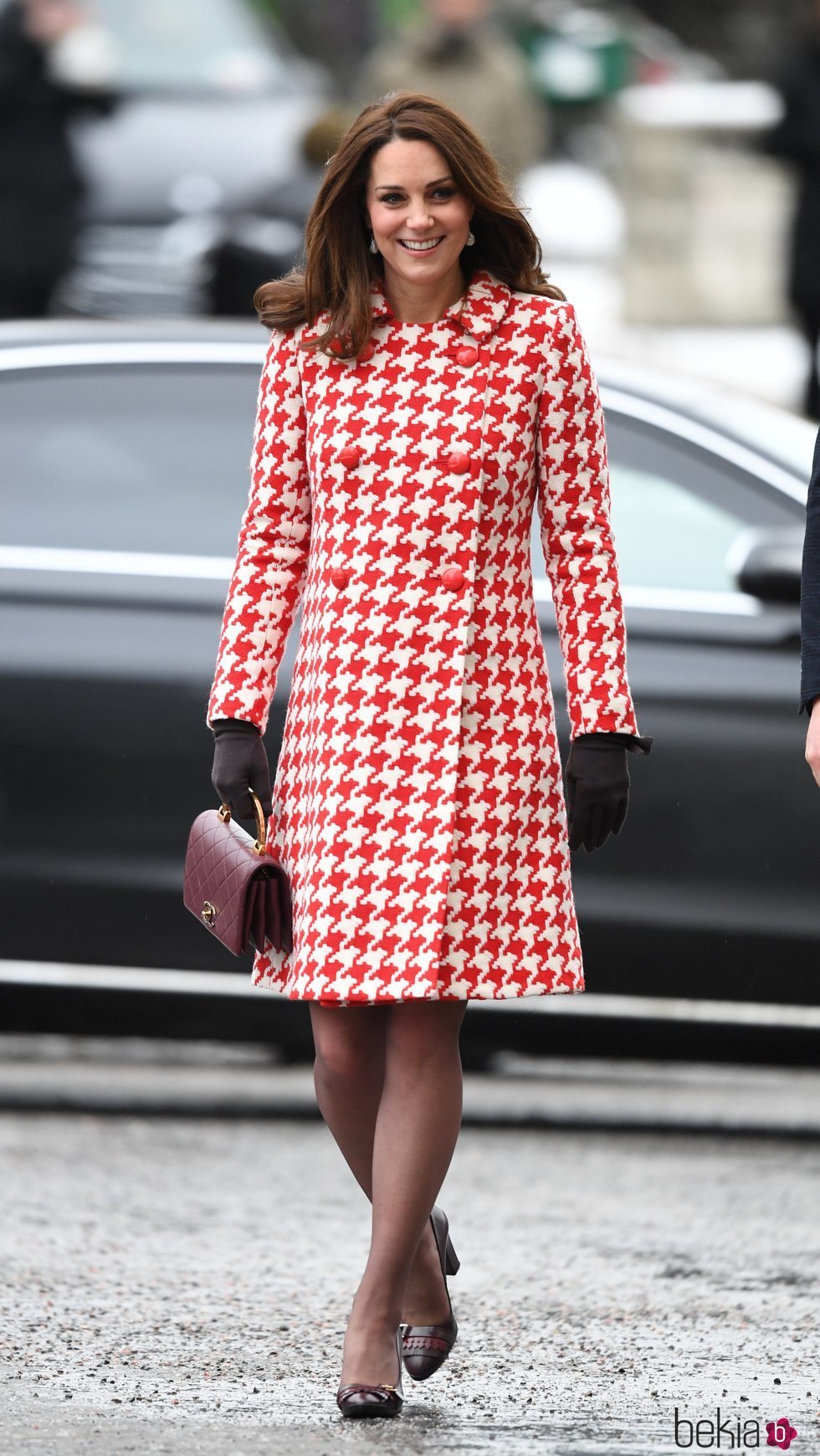Kate Middleton con un abrigo de pata de gallo en su visita a Estocolmo