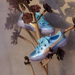 Zapatillas azul brillante con la suela morada de la nueva colección primavera/verano 2018 de Puma con Sophia Webster