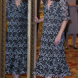 Kate Middleton con un vestido estampado durante una exposición de moda en Londres