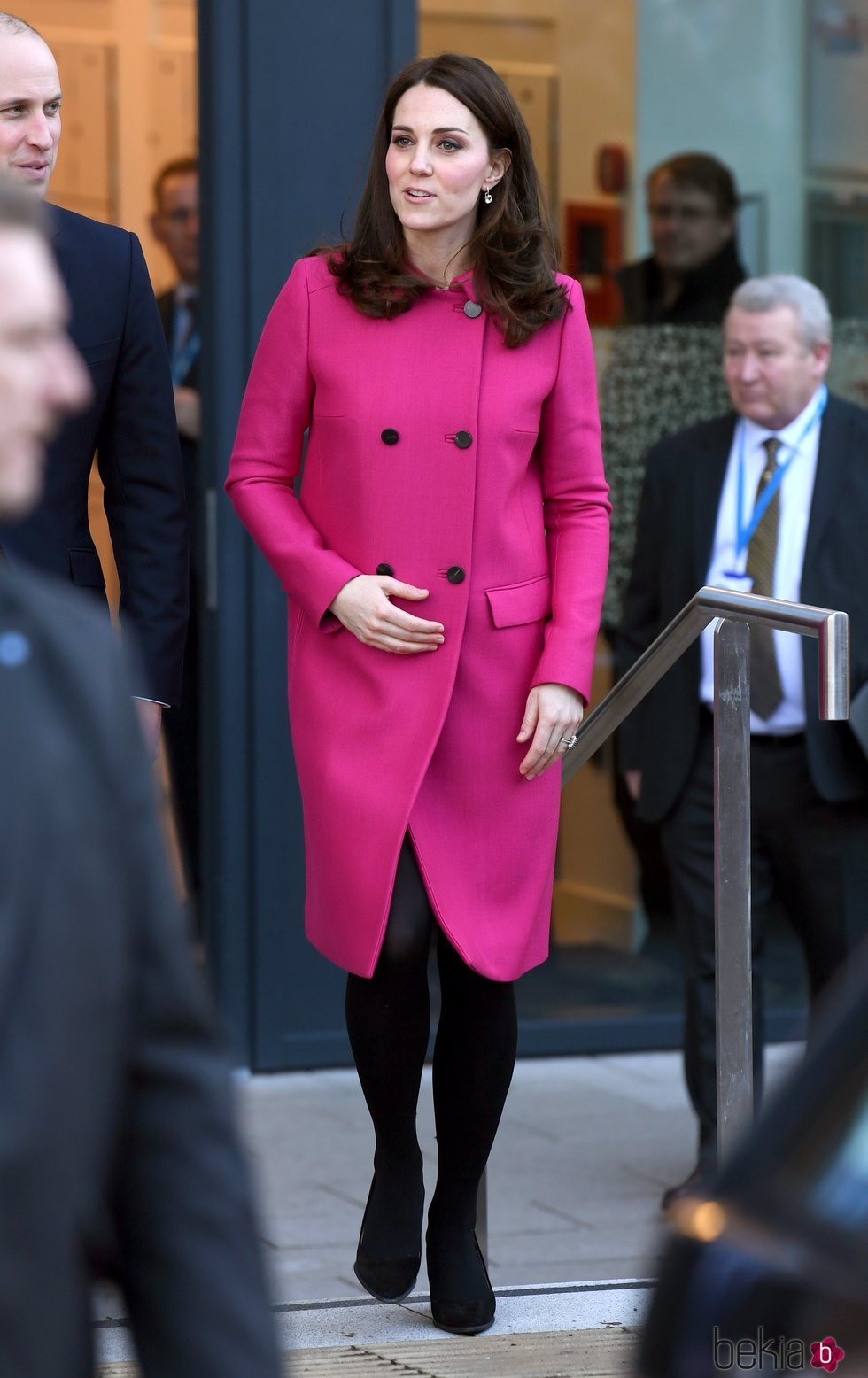 Kate Middleton con un abrigo rosa fucsia en su visita a Coventry