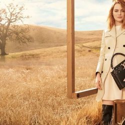 Emma Stone posa con un bolso shopper negro de 'The Spirit of Travel' de Louis Vuitton