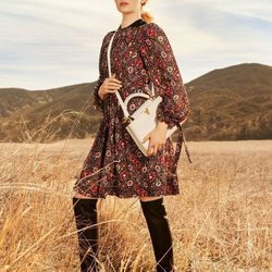 Emma Stone posa con el bolso Capucine de 'The Spirit of Travel' de Louis Vuitton