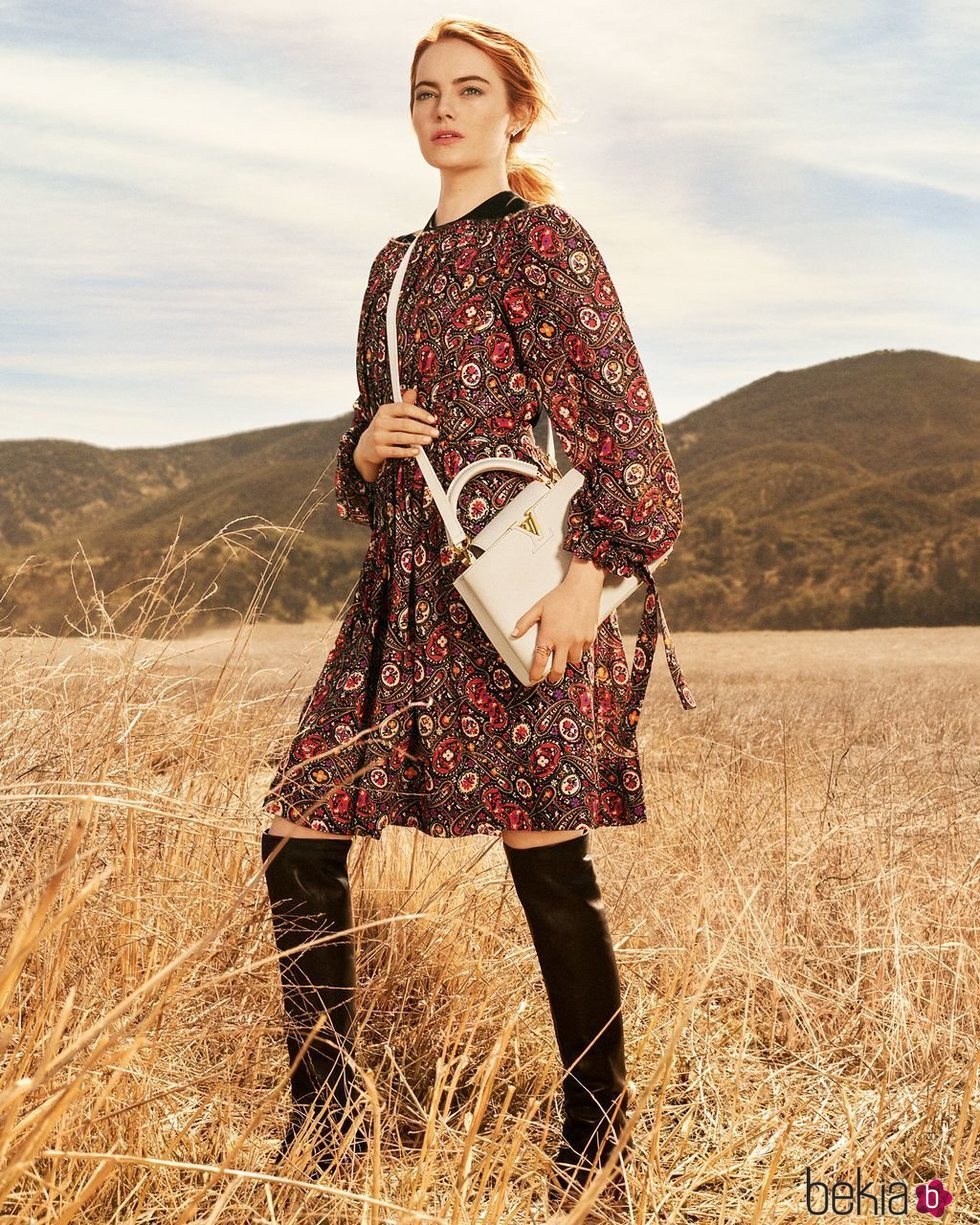 Emma Stone posa con el bolso Capucine de 'The Spirit of Travel' de Louis Vuitton