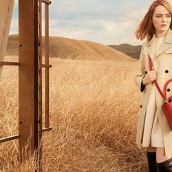 Emma Stone posa con un bolso rojo de 'The Spirit of Travel' de Louis Vuitton