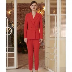 Traje en color rojo de la nueva colección primavera/verano 2018 de Dolores Promesas