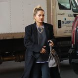 Rita Ora con un abrigo oversize  negro en Nueva York