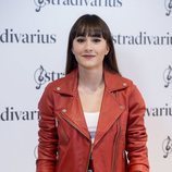 Aitana posando con una biker roja en su presentación como embajadora de Stradivarius