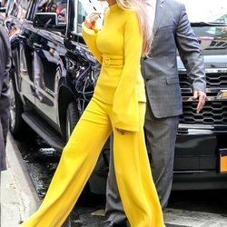 Blake Lively con un look total yellow en Nueva York