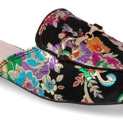 Zapato negro con estampado floral de colores de la nueva colección primavera/verano 2018 de la firma Carolina Boix