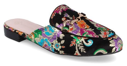 Zapato negro con estampado floral de colores de la nueva colección primavera/verano 2018 de la firma Carolina Boix