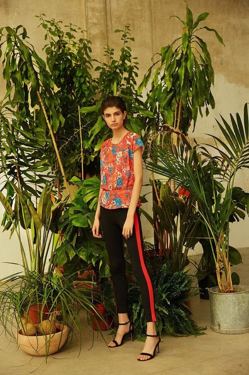 Blusa de estampado floral y pantalones pitillo con una raya lateral de Sfera primavera/verano 2018