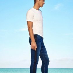 Jeans pitillo de hombre y básica blanca de Lefties para el verano 2018