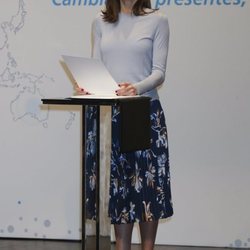 La Reina Letizia con una falda de tablas de Hugo Boss en la entrega de becas de La Caixa
