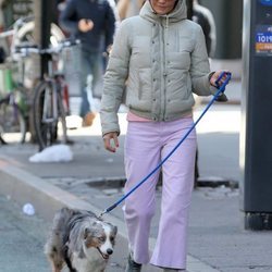 Helen Christensen paseando a su perro con uno de los peores looks de la semana