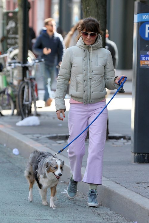 Helen Christensen paseando a su perro con uno de los peores looks de la semana