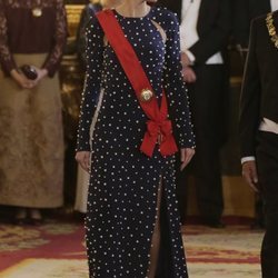 La Reina Letizia vestida de Ana Locking en la cena de gala en honor al presidente de Portugal