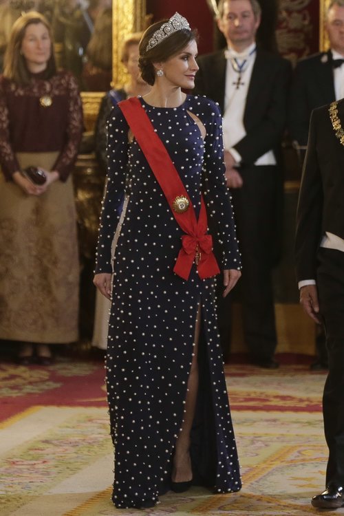 La Reina Letizia vestida de Ana Locking en la cena de gala en honor al presidente de Portugal