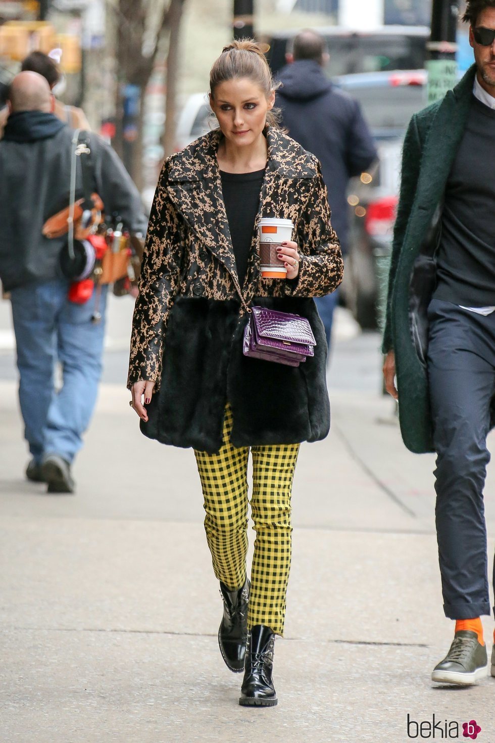 Olivia Palermo con unos pantalones de Zara por Nueva York