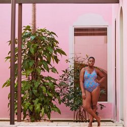 Bañador azul  con estampado de palmeras rojas de la nueva colección curvy 2018 de Violeta by Mango
