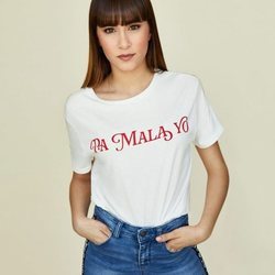 Aitana Ocaña posando para el lookbook de Stradivarius 2018 con una camiseta blanca con las letras 'Pa mala yo'