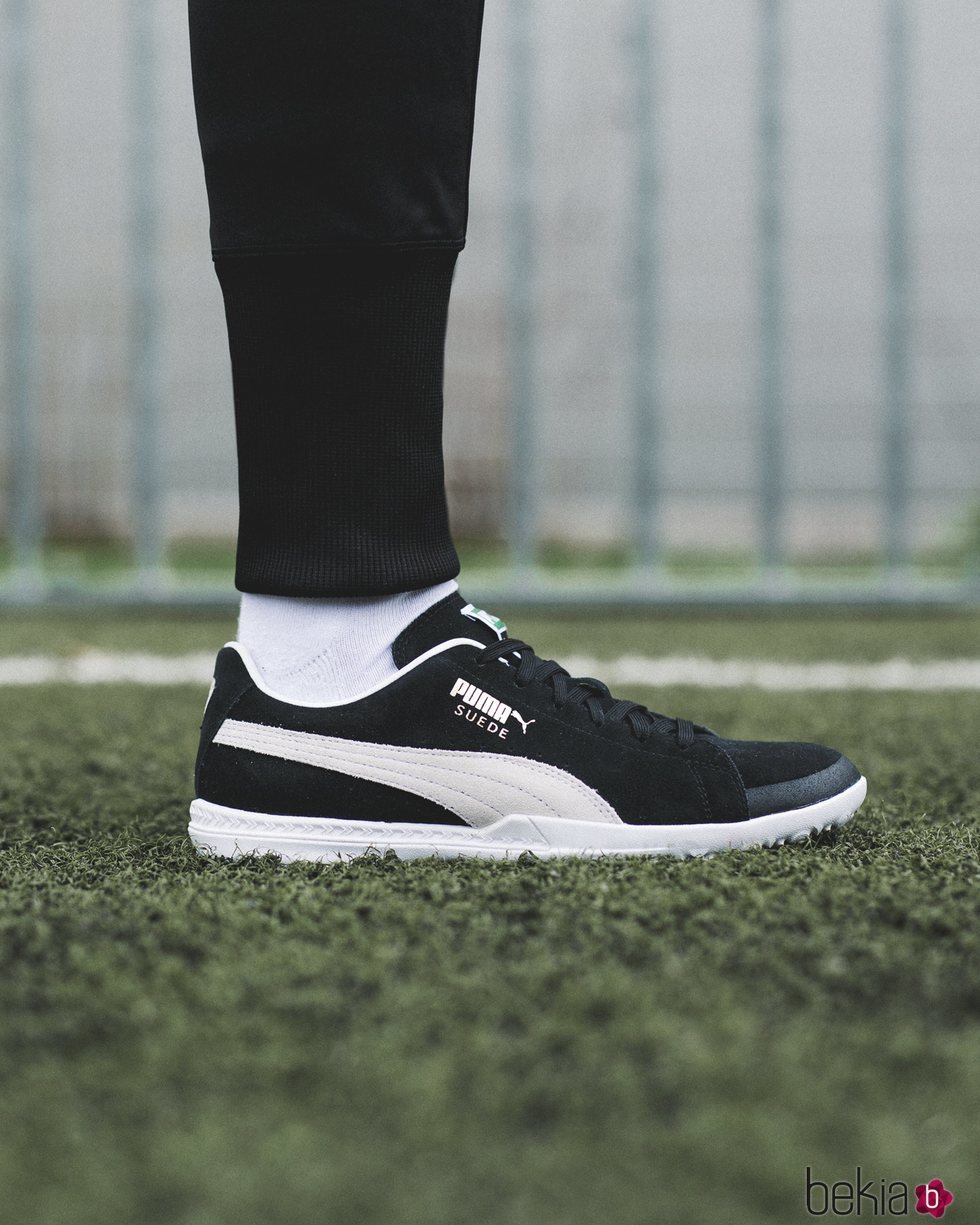Botas de fútbol en color negro de la nueva colección 'Future Suede' de Puma