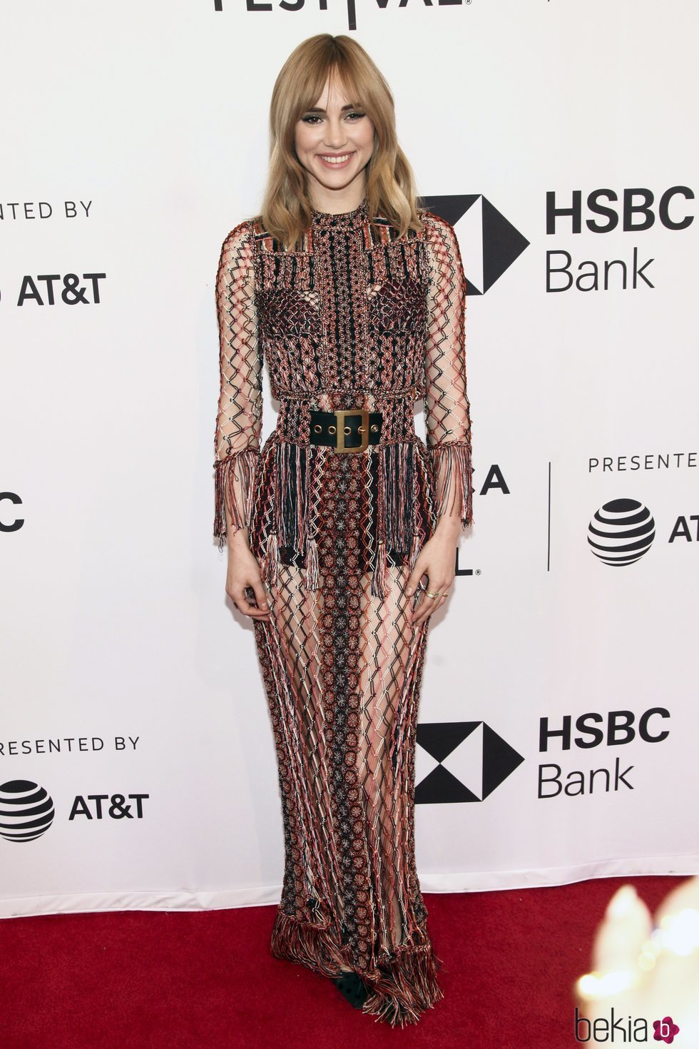 Suki Waterhouse con un vestido hecho de hilos en la premiere de