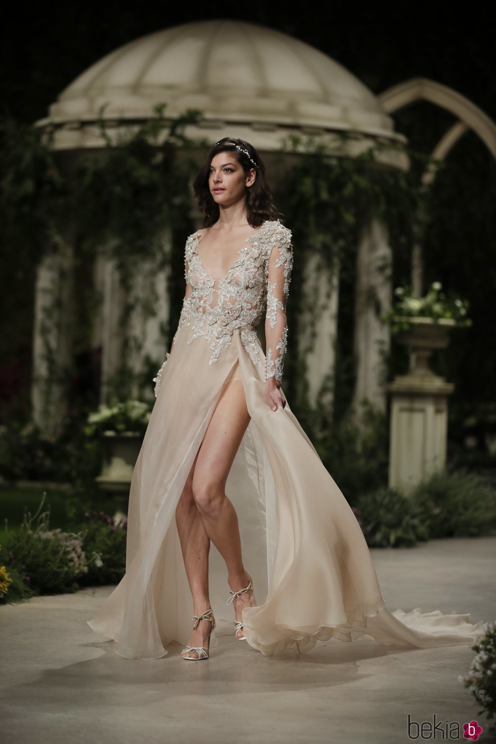 Vestido color marfil de la colección Atelier 2019 de Pronovias en la Barcelona Bridal Fashion Week 2018