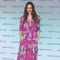 Eva González con un vestido fucshia y estampado floral en el photocall de la nueva campaña de Cortefiel 'Por si acaso' 2018