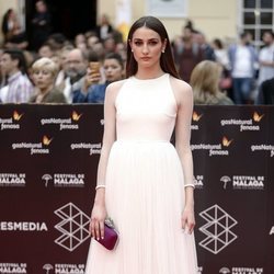 Sandra Escacena con un vestido blanco en el Festival de Cine de Málaga 2018