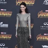Lydia Hearst con un vestido plateado en la premiere  'Los Vengadores: Infinity War' 2018