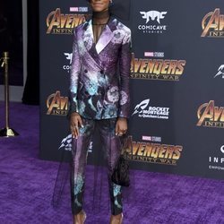 Letitia Wright con un traje de colores en la premiere de  'Los Vengadores: Infinity War'  2018