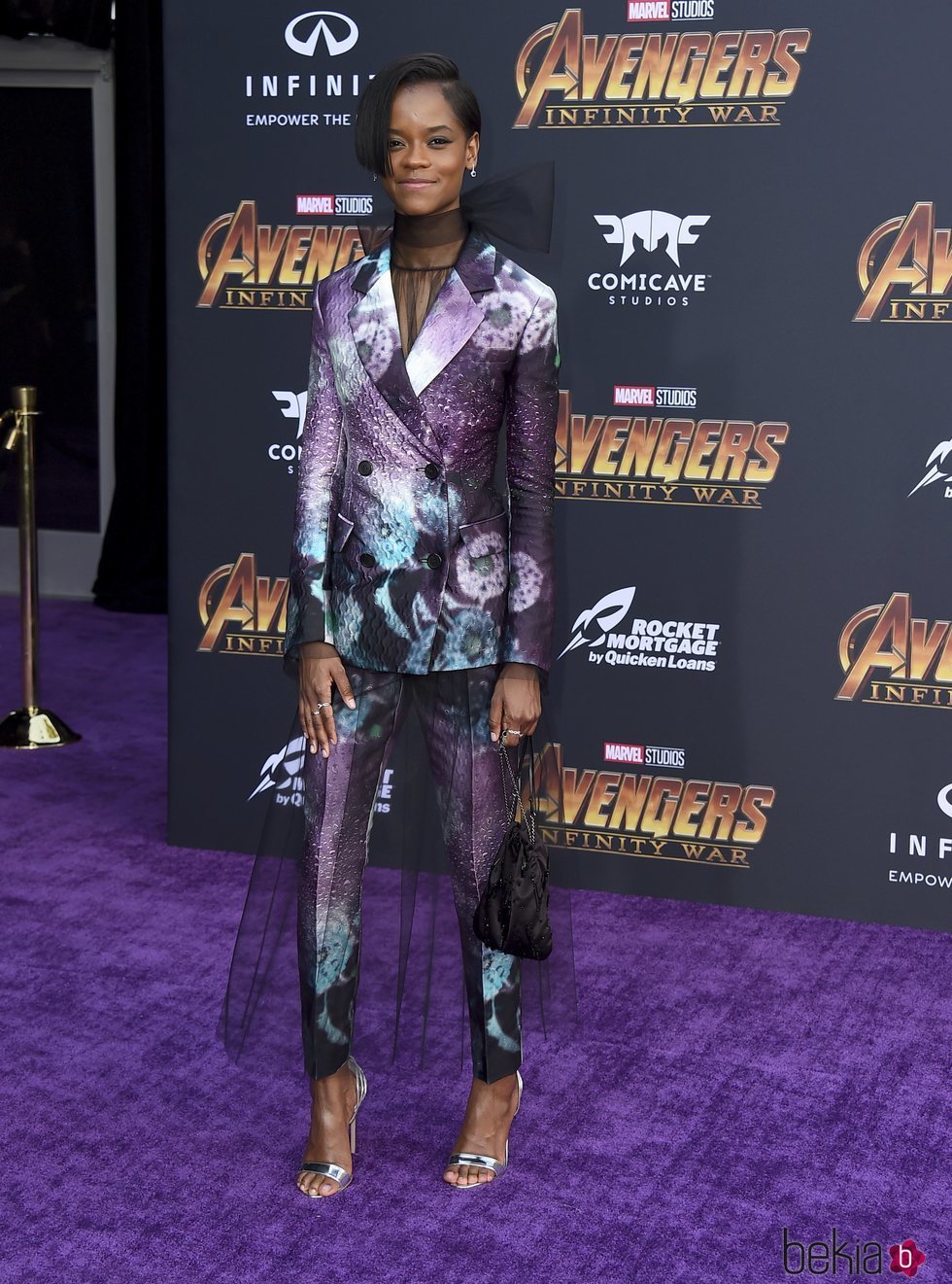 Letitia Wright con un traje de colores en la premiere de  'Los Vengadores: Infinity War'  2018