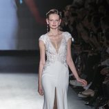Vestido con escote profundo de Rosa Clará en la Barcelona Bridal Fashion Week 2018
