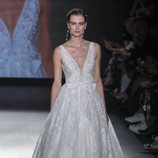Vestido con falda voluminosa de Rosa Clará en la Barcelona Bridal Fashion Week 2018