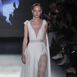 Vestido con transparencias y bordados de Rosa Clará en la Barcelona Bridal Fashion Week 2018