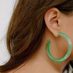 Pendiente de aro en color verde de la nueva colección de Alison Lou