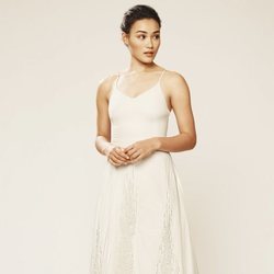 Vestido ribeteado con plumas de la colección novia primavera 2018 de Sarah Jessica Parker