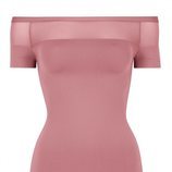 Body en color rosa con los hombros al aire de la firma Wolford de la campaña para el día de la madre 2018
