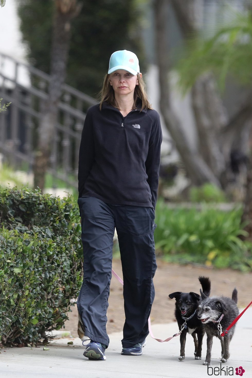 Calista Flockhart opta por la comodidad para pasear a sus perros