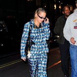 Rita Ora con un 'total look' de estampado de rayas paseando por Nueva York 2018