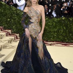 Gigi Hadid luce un Versace en la Met Gala 2018