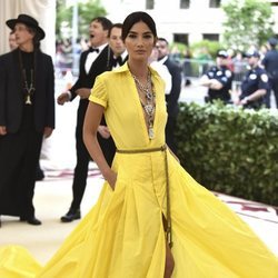 Lily Aldridge con un vestido amarillo de Ralph Lauren en la Met Gala 2018