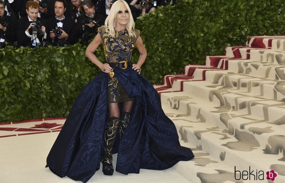Donatella Versace con un vestido llamativo en la Gala Met 2018
