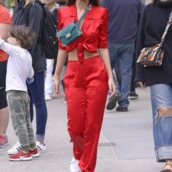 Emily Ratajkowski con un conjunto en color rojo por Nueva York 2018
