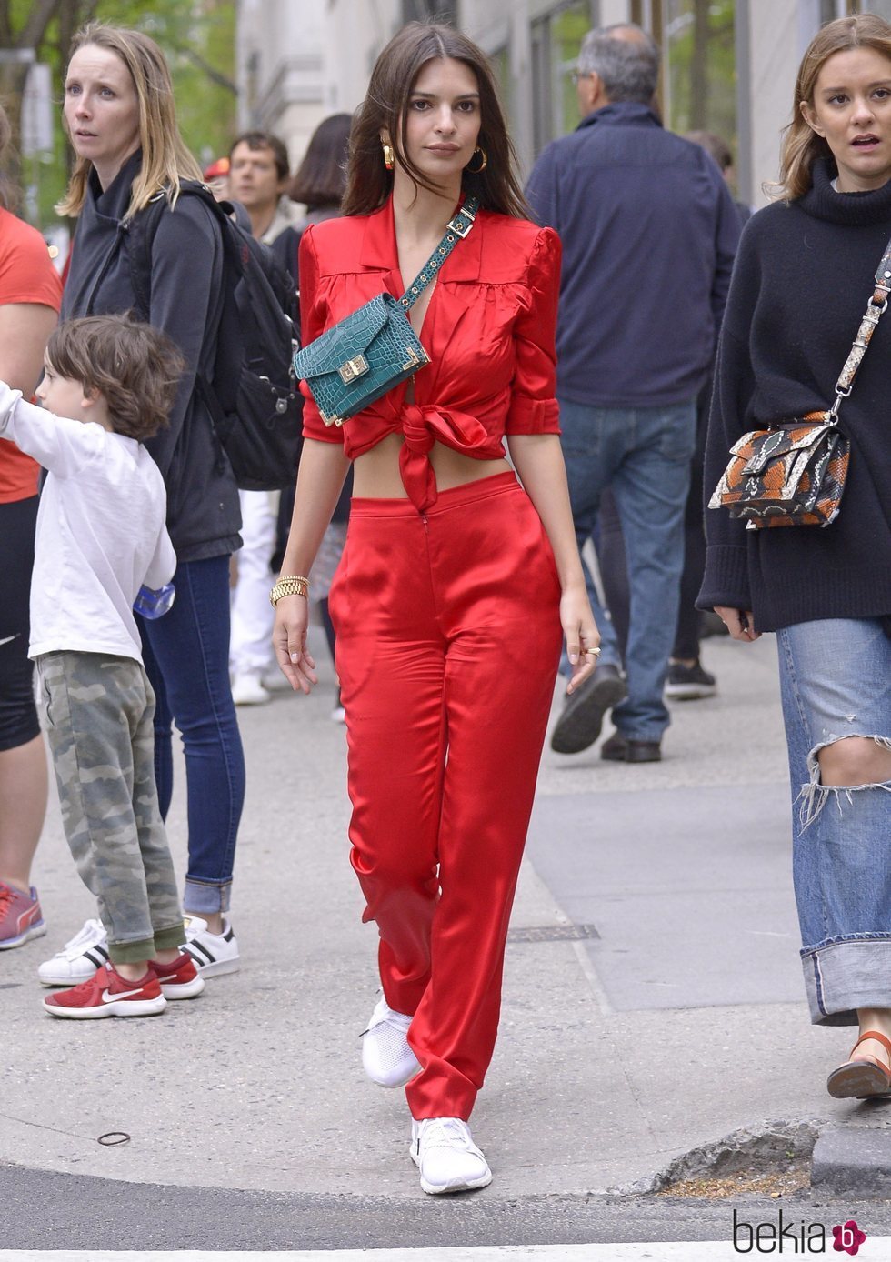 Emily Ratajkowski con un conjunto en color rojo por Nueva York 2018