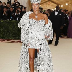 Rihanna con un mini vestido de perlas en la Gala MET 2018